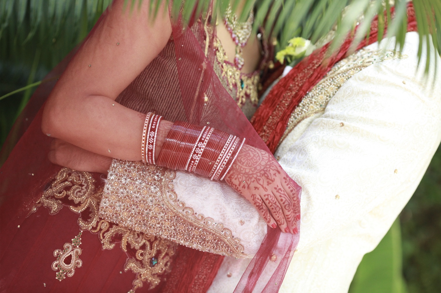 Pareja con vestimenta tradicional india durante una celebración